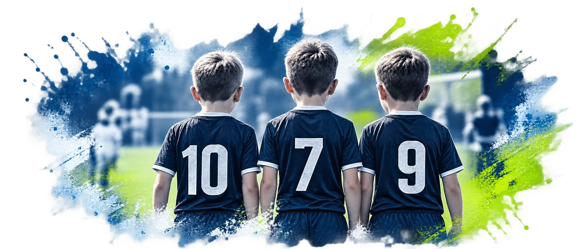 Trzech młodych piłkarzy obejmuje się ramionami i patrzy na boisko